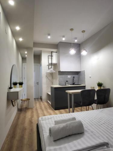 een keuken en een woonkamer met een bed en een tafel bij Good Times Luxury Apartments Bitola in Bitola