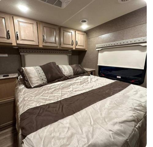 um quarto com uma cama grande num reboque em Private Cozy R/V , for your enjoyment em Tamiami
