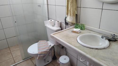 a bathroom with a toilet and a sink at Casa de Praia Iguape Ceará Paraíso in Aquiraz