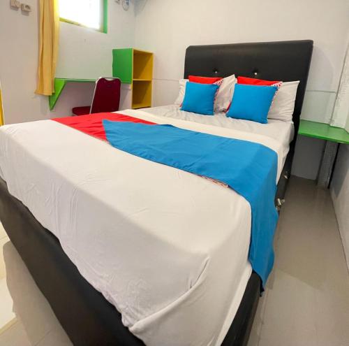 Cama ou camas em um quarto em Maluku Residence Syariah