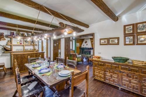 - une salle à manger avec une table et des chaises dans l'établissement Family Chalet In Monte Amiata - Happy Rentals, à Abbadia San Salvatore