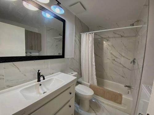 y baño con lavabo, aseo y ducha. en 4414-Modern 2 BD Gem/ near DT MTL, Canal, Atwater en Montreal