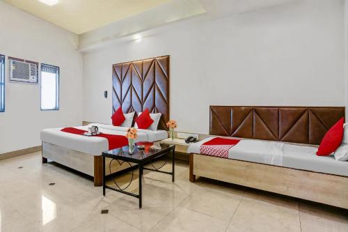 una camera con due letti e un tavolino di Hotel Derby a Ulhāsnagar