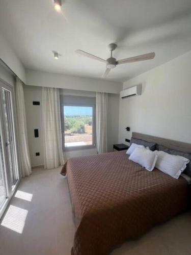 a bedroom with a large bed and a window at Villa del Sol in Pesádha