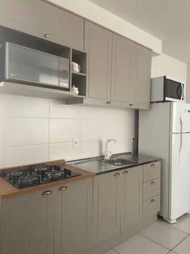 A cozinha ou cozinha compacta de Apartamento grande Florianópolis próximo arena opus