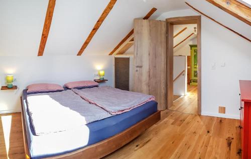 2 Bedroom Nice Home In Kolbnitz في Unterkolbnitz: غرفة نوم بسرير في منتصف الغرفة