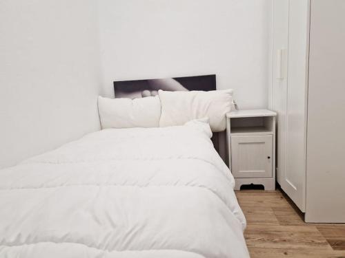 En eller flere senger på et rom på Ponzano, pequeño apartamento de 2 camas y sofá cama junto metro Alonso Cano