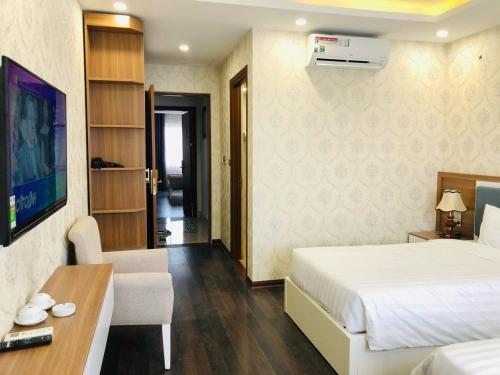 Hòa Ðình的住宿－DOMINIC HOTEL，酒店客房设有床和客厅。