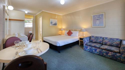 デボンポートにあるSunrise Devonportのベッドとソファ付きのホテルルーム