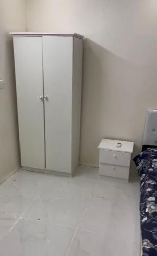 Habitación blanca con cama y armario en شقق لمى للايجار, en Al Bad‘