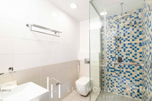 ein Bad mit einer Dusche, einem Waschbecken und einem WC in der Unterkunft LUX - Opulent Island Suite Burj Khalifa View 1 in Dubai