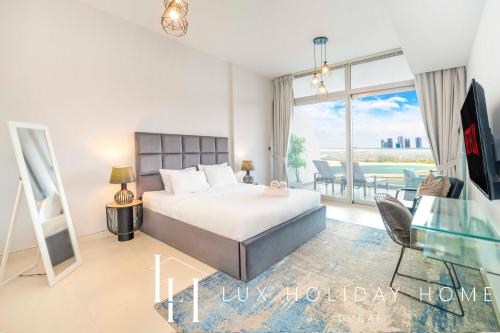 um quarto com uma cama e uma mesa com cadeiras em LUX - Opulent Island Suite Burj Khalifa View 1 em Dubai