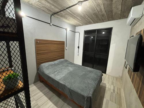 een kleine slaapkamer met een bed in een kamer bij Grupo Habitacional Interoceánico in Salina Cruz