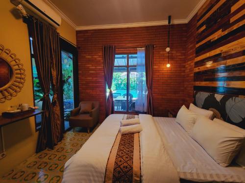 a bedroom with a large bed and a window at Sammy Home in Timuran