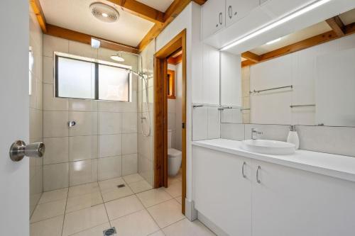 a bathroom with a sink and a shower at Kalamunda 6 - On the Rail Trail in Bright