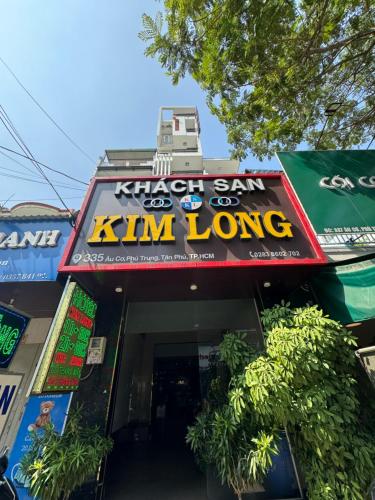 een restaurant met een bord waarop staat Kim Long bij khách sạn Kim Long in Ho Chi Minh-stad