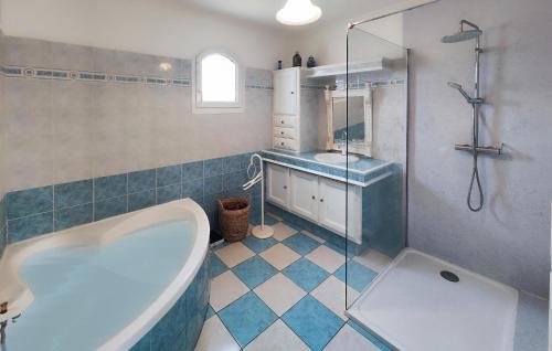 y baño con bañera, lavamanos y ducha. en 3 Bedroom Lovely Home In Caux en Caux