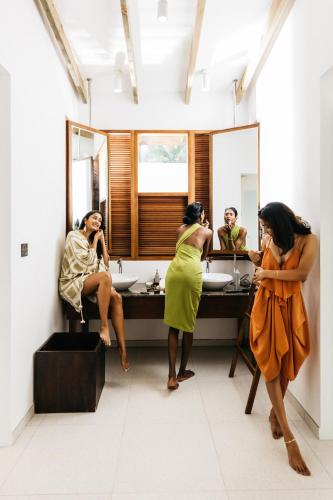 a group of women standing in a bathroom at Cinnamon Hakuraa Huraa Maldives - All Inclusive in Meemu Atoll