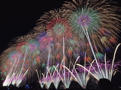 ein Feuerwerk bei einem Feuerwerk-Festival in der Nacht in der Unterkunft APA Hotel Niigata Tsubame-Sanjo Ekimae in Tsubame