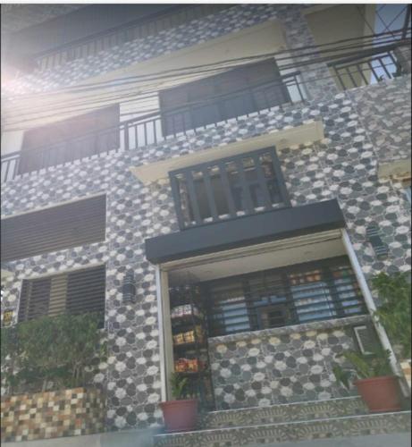 een stenen gebouw met een raam en een balkon bij Villa De Gracia in Manilla