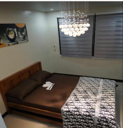 een slaapkamer met een bed met een wit servet erop bij Villa De Gracia in Manilla