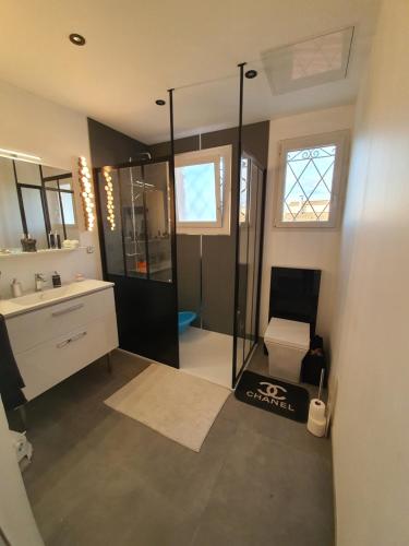 une salle de bain avec une douche, des toilettes et un lavabo dans l'établissement Villa Haut de gamme 