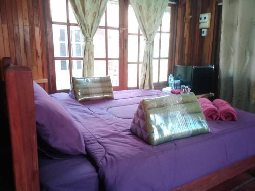 uma cama roxa com duas almofadas em cima em Lanta Yoky bangalow em Phra Ae beach