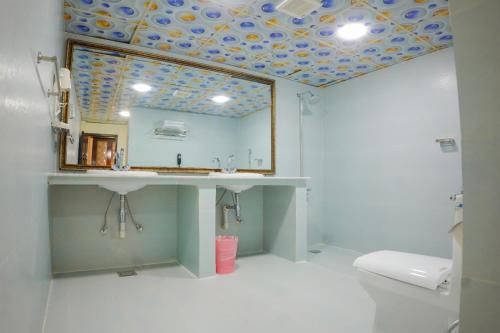 Ένα μπάνιο στο Indus Hotel
