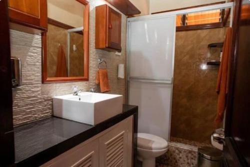 a small bathroom with a sink and a toilet at Casa de Lujo 5 estrellas ! in Iquitos