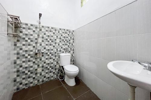 Ванная комната в RedDoorz Syariah @ Jl. Candi Kalasan