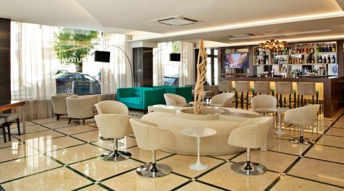 un vestíbulo de un hotel con mesa y sillas en TURIM Saldanha Hotel en Lisboa