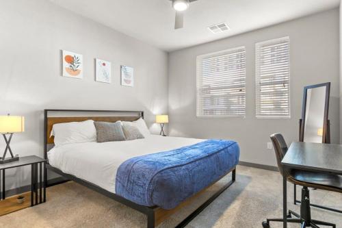 a bedroom with a bed and a desk in it at Cozysuites PHX RORO Gym, Pool, Pets, Parking! #11 in Phoenix