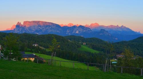 - une vue sur une chaîne de montagnes avec des montagnes en arrière-plan dans l'établissement Bozen Mitte, à Bolzano