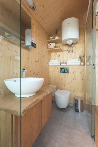 Ένα μπάνιο στο Glamping house Julija - Wellness & View