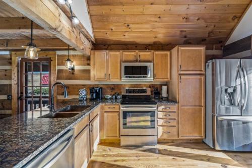 Η κουζίνα ή μικρή κουζίνα στο Hidden Star Hideaway-Blackberry Farm-Smoky Mtn Nat Park-Hot Tub- Fire Pit- Fenced Yard- Pet Friendly