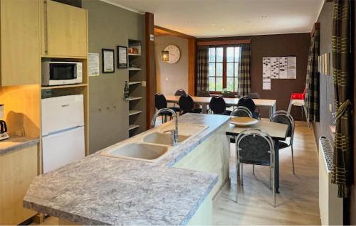 cocina con fregadero y mesa con sillas en Pet Friendly Home In Durbuy With Wi-fi, en Durbuy