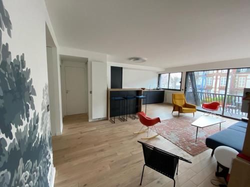 un salon avec un canapé et des chaises dans l'établissement Au Nom du Zen 3 pièces avec terrasse cœur Deauville, à Deauville