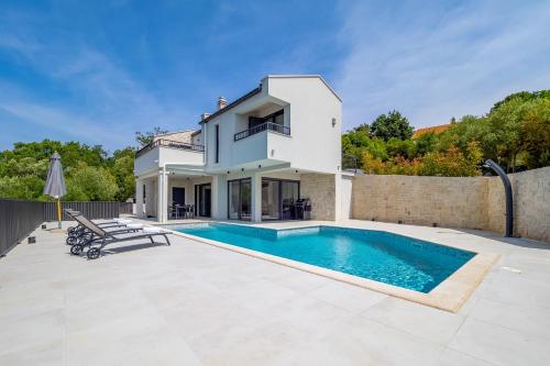 een villa met een zwembad en een huis bij Pool Villa Greta Krk - Happy Rentals in Krk