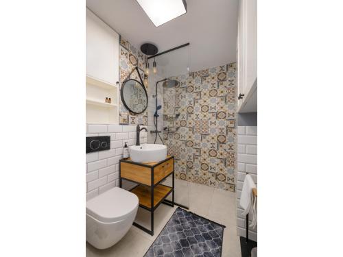 A bathroom at ModernStylish Solec Apartment near Vistula WWA65