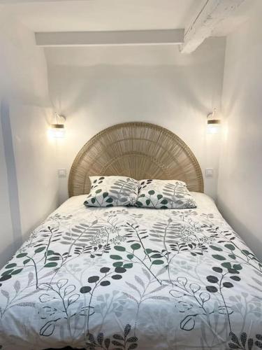 un lit avec deux oreillers dessus dans l'établissement Studio 40m2 au cœur du village, à Cornillon-Confoux