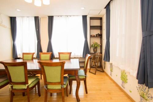 a dining room with a table and chairs at 那覇市内を満喫したいあなたへ！大人数宿泊可！国際通りまで徒歩4分！無料駐車場1台＆Wifi完備！ in Makishimachi