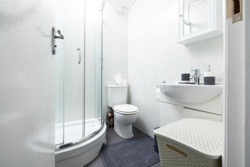 Et badeværelse på One Bedroom flat in Brent Cross