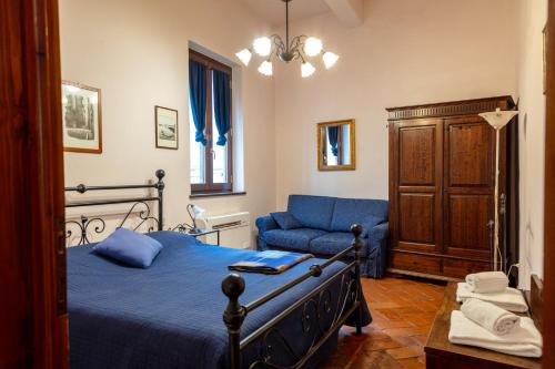 フィレンツェにあるHome in Florenceのベッドルーム(青いベッド1台、ソファ付)