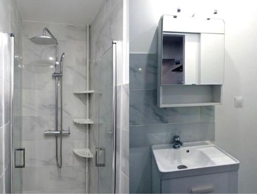 a bathroom with a shower and a sink and a mirror at L impérial 2 - Direct Gare- 35 mn Paris in Étampes