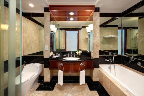 Bilik mandi di Lumire Hotel & Convention Centre