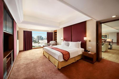 Katil atau katil-katil dalam bilik di Lumire Hotel & Convention Centre