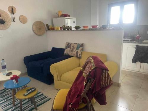 ein Wohnzimmer mit einem Sofa und einem Tisch in der Unterkunft Appartement à Carthage byrsa in Karthago