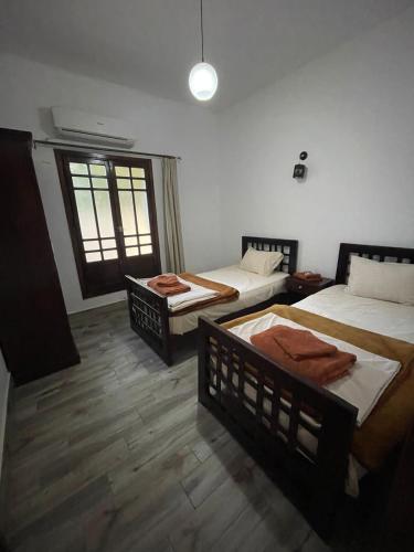 um quarto com três camas e uma janela em Lovely Chalet in Dahab em Dahab