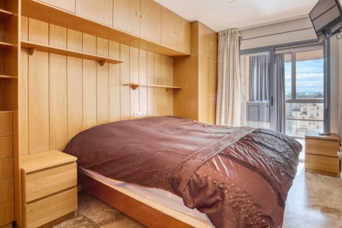 ビリャホヨサにあるLas Terrazasの窓のある部屋にベッドがある寝室