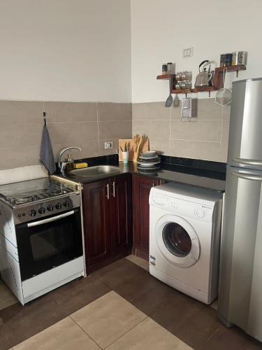 uma cozinha com um fogão e uma máquina de lavar roupa em Lovely Chalet in Dahab em Dahab
